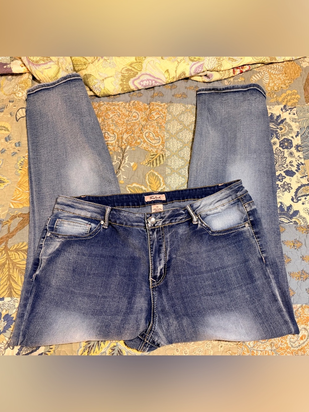 Women’s Blue Boot-Cut Jeans with Embroidered Floral Back Pockets Rhinestones - Picture 4 of 5